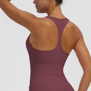 Vue arrière détaillée d'un soutien-gorge de sport dos nageur bordeaux pour le yoga et fitness.
