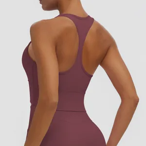 Vue détaillée d'un soutien-gorge de sport bordeaux avec un élégant design dos nageur.