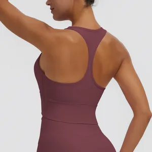 Détail de la vue arrière d'un soutien-gorge de sport violet à dos nageur pour le yoga