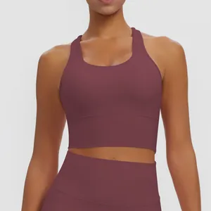 Vue détaillée du soutien-gorge de sport prune avec large bande élastique de soutien