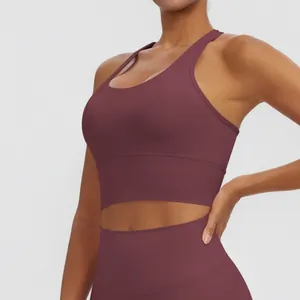 Vue détaillée d'un soutien-gorge de sport bordeaux à dos nageur et large bande de maintien