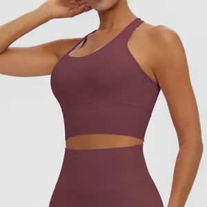 Gros plan d'une brassière de sport bordeaux à dos nageur pour le yoga et le fitness