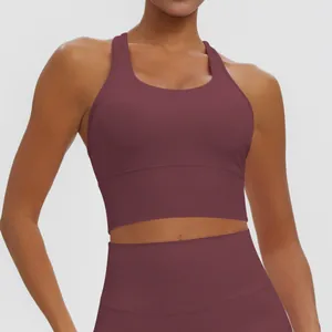 Gros plan d'un soutien-gorge de sport bordeaux avec dos nageur et tissu à séchage rapide