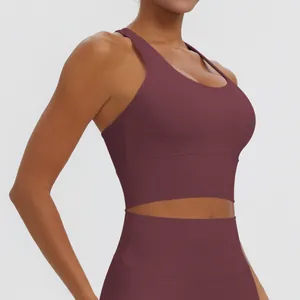 Vue détaillée d'un soutien-gorge de sport bordeaux à dos nageur en tissu extensible