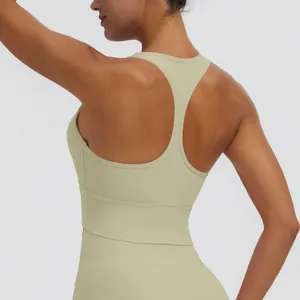 Vue arrière détaillée d'un soutien-gorge de sport dos nageur vert clair en tissu premium.
