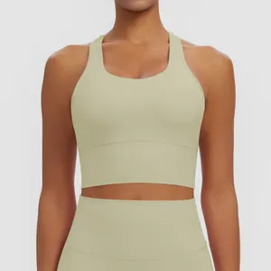Vue rapprochée d'un soutien-gorge de sport vert sauge à séchage rapide sur un mannequin