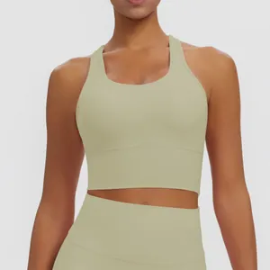 Détail d'un soutien-gorge de sport dos nageur kaki avec pantalon de yoga taille haute