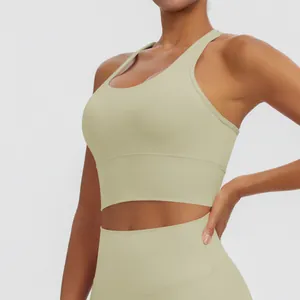 Vue détaillée d'un soutien-gorge de sport dos nageur vert sauge à séchage rapide rembourré