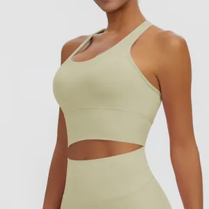 Détail en gros plan d'un soutien-gorge de sport vert sauge à séchage rapide et bande