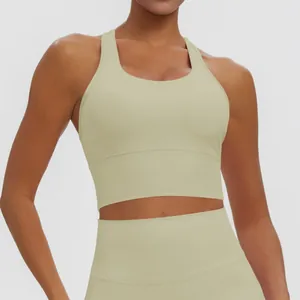 Gros plan d'une brassière de sport vert sauge avec un legging de yoga à taille haute