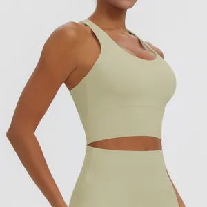 Vue de côté d'un soutien-gorge de sport dos nageur vert clair en tissu respirant