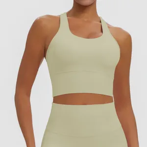 Vue détaillée d'un soutien-gorge de sport vert clair uni avec dos nageur et rembourrage