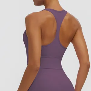 Vue arrière détaillée d'un soutien-gorge de sport violet à dos nageur pour le yoga