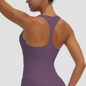 Détail du dos d'une brassière de sport violette à dos nageur pour le yoga