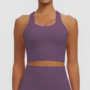 Vue détaillée d'un soutien-gorge de sport dos nageur violet en tissu technique haute performance