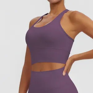 Vue détaillée macro d'un soutien-gorge de sport violet à maintien élevé en tissu à séchage rapide