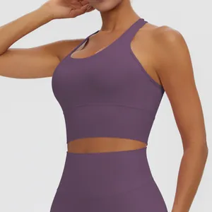 Brassière de sport violette à séchage rapide pour le yoga et le fitness.