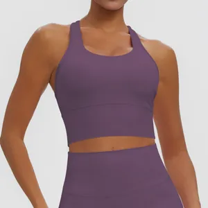 Vue détaillée d'un soutien-gorge de sport violet à séchage rapide avec dos nageur