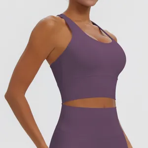 Vue latérale d'un soutien-gorge de sport dos nageur violet en tissu hautement extensible