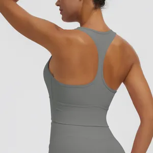 Vue détaillée du dos d'un soutien-gorge de sport gris avec large bande élastique