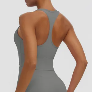 Vue arrière détaillée d'un soutien-gorge de sport gris à dos nageur pour le yoga et le fitness.