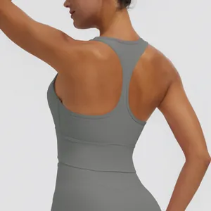 Vue détaillée du dos d'un soutien-gorge de sport gris racerback pour le yoga et le fitness