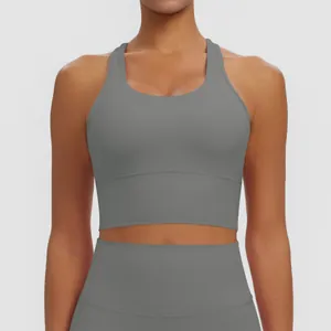 Détail de face d'un soutien-gorge de sport gris rembourré pour le yoga et le fitness