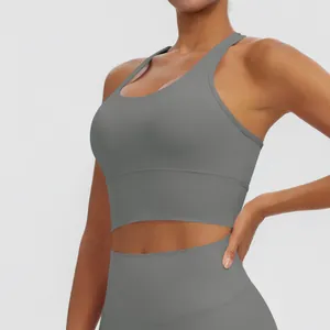 Vue détaillée d'un soutien-gorge de sport dos nageur gris foncé et d'un legging de yoga.
