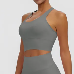 Détail de près d'un soutien-gorge de sport gris uni à dos nageur avec large bande