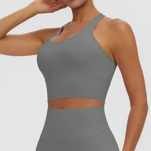 Détail d'un soutien-gorge de sport dos nageur gris avec legging de yoga taille haute