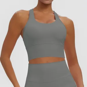 Vue détaillée d'un soutien-gorge de sport gris avec un dos nageur de soutien