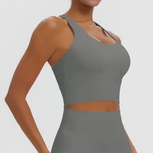 Vue latérale d'un soutien-gorge de sport gris confortable avec bande sous-poitrine