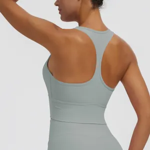 Vue détaillée du dos d'un soutien-gorge de sport dos nageur vert sauge pour le yoga