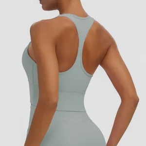 Détail de la vue arrière montrant le design dos nageur d'un soutien-gorge de sport gris-vert