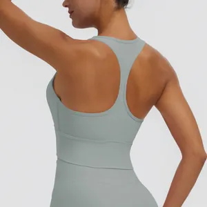 Vue arrière détaillée d'un soutien-gorge de sport uni avec dos nageur pour le yoga.