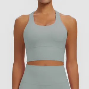 Détail montrant la texture et le design d'un soutien-gorge de sport gris pour le yoga et le fitness