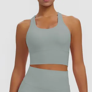 Gros plan d'un soutien-gorge de sport gris avec rembourrage pour le fitness et le yoga
