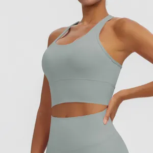 Gros plan d'une brassière de sport grise à dos nageur pour le fitness
