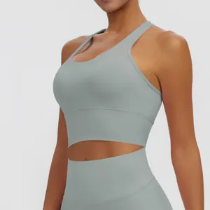 Gros plan montrant la texture et l'ajustement d'un soutien-gorge de yoga dos nageur gris