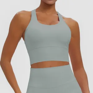 Gros plan d'une brassière de sport vert sauge avec son legging assorti à taille haute