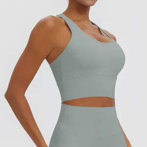 Vue détaillée d'un soutien-gorge de sport dos nageur et d'un legging de yoga gris sage.