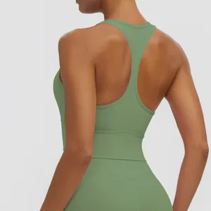 Vue détaillée de la brassière de sport dos nageur vert sauge avec large bande de soutien
