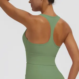 Vue arrière d'un soutien-gorge de sport vert à dos nageur pour le yoga et le gym.