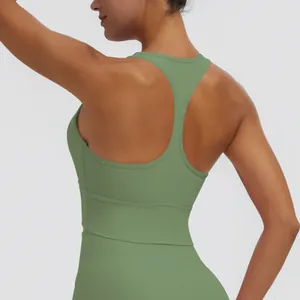 Vue arrière d'un soutien-gorge de sport vert à dos nageur avec tissu à séchage rapide