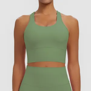Détail de face d'un soutien-gorge de sport rembourré vert sauge de qualité pour le yoga