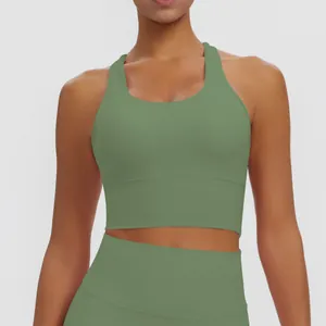Gros plan d'un soutien-gorge de sport olive dos nageur rembourré porté par modèle