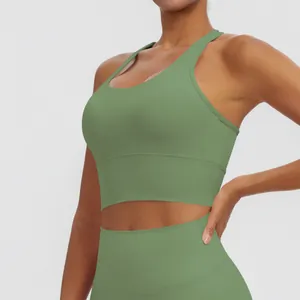 Vue détaillée d'un soutien-gorge de sport rembourré vert olive pour le yoga et gym.