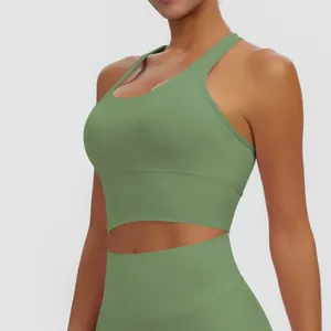 Gros plan d'un soutien-gorge de sport dos nageur vert olive avec coussinets amovibles.
