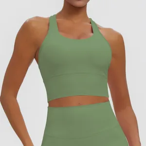 Détail d'un soutien-gorge de sport dos nageur vert sauge montrant la coupe douce