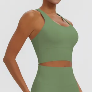 Vue détaillée d'un soutien-gorge de sport vert olive à dos nageur pour le yoga et fitness